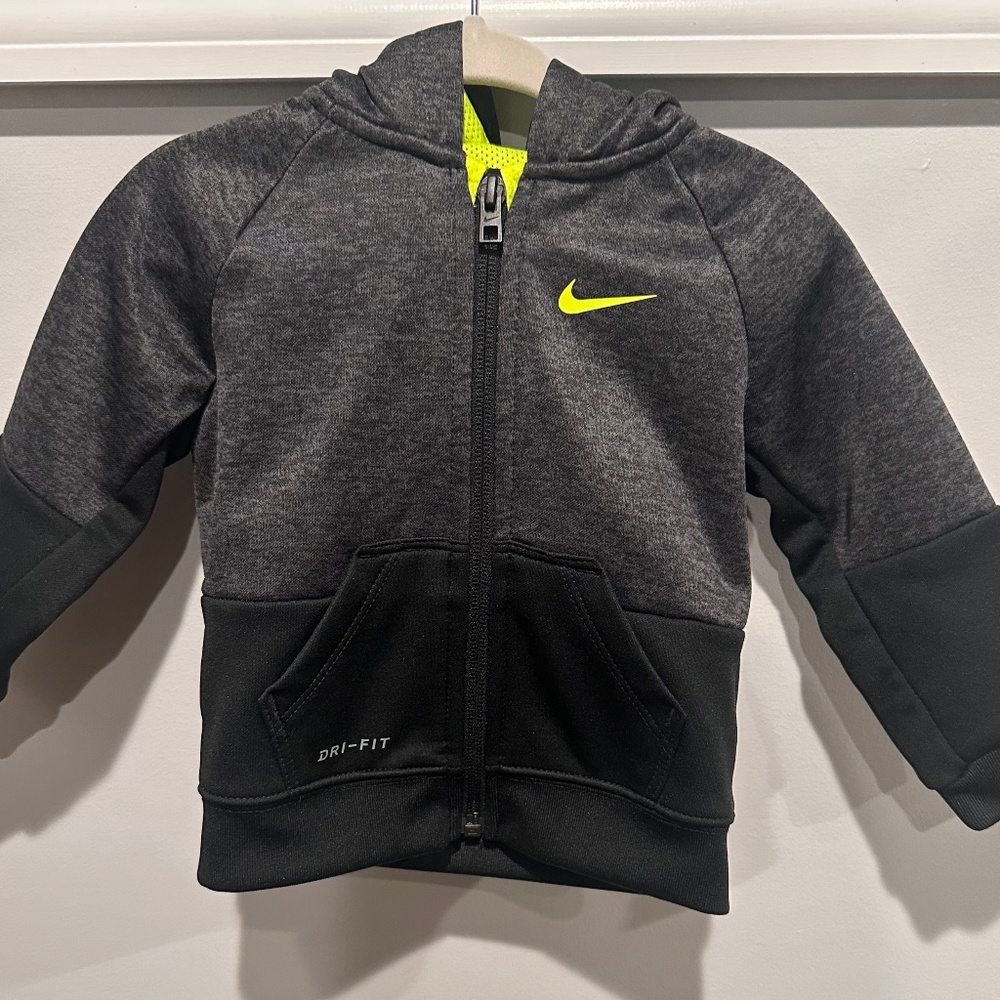 BRAND NEW Nike Baby 2 piece jogger set (12 Months)